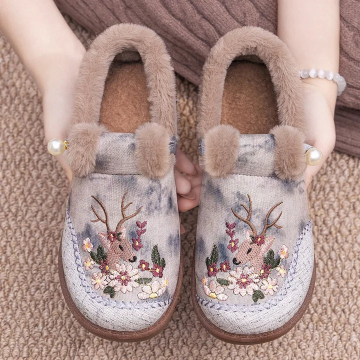 Alece – Retro Slipper Made of Faux Fur with Deer Embroidery