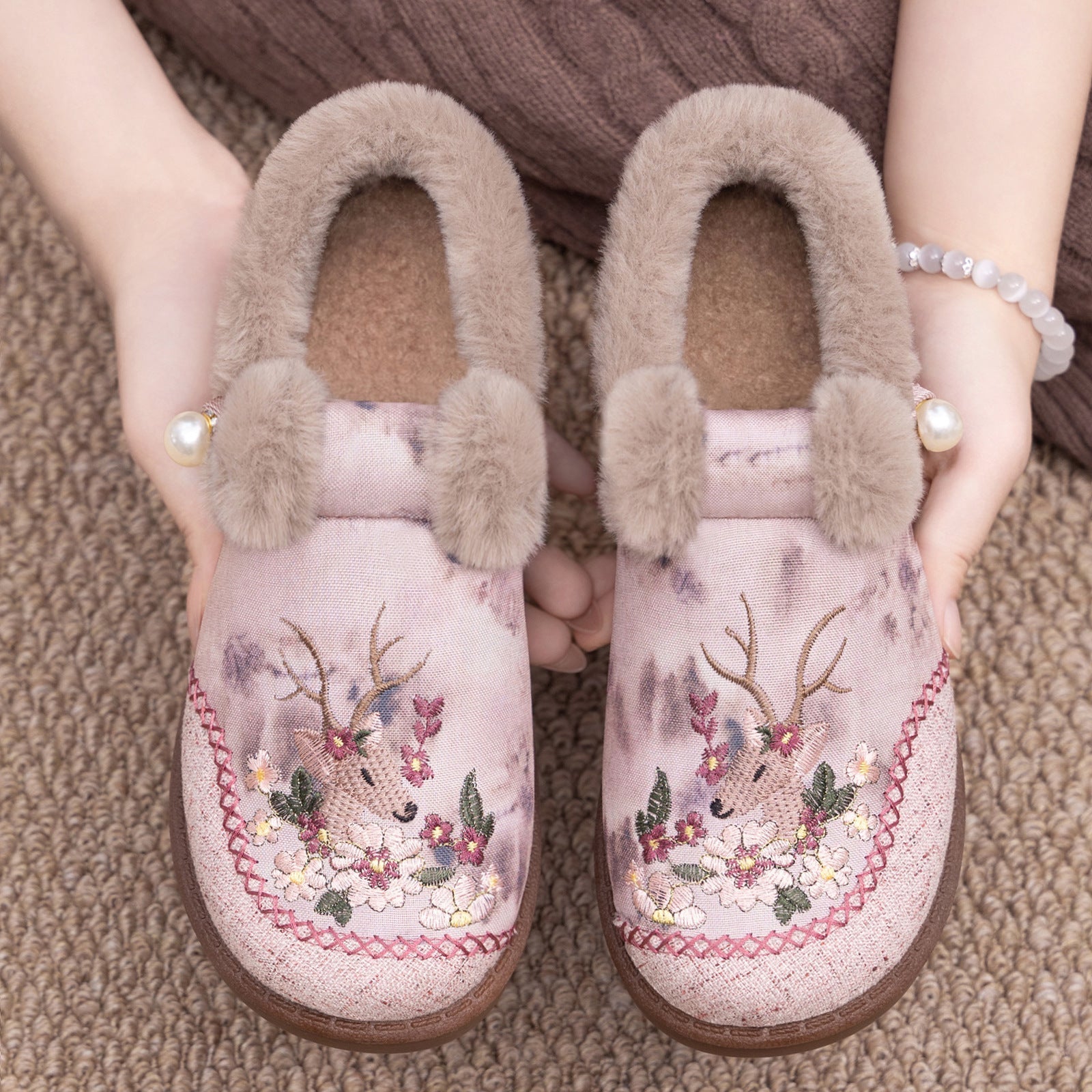 Alece – Retro Slipper Made of Faux Fur with Deer Embroidery