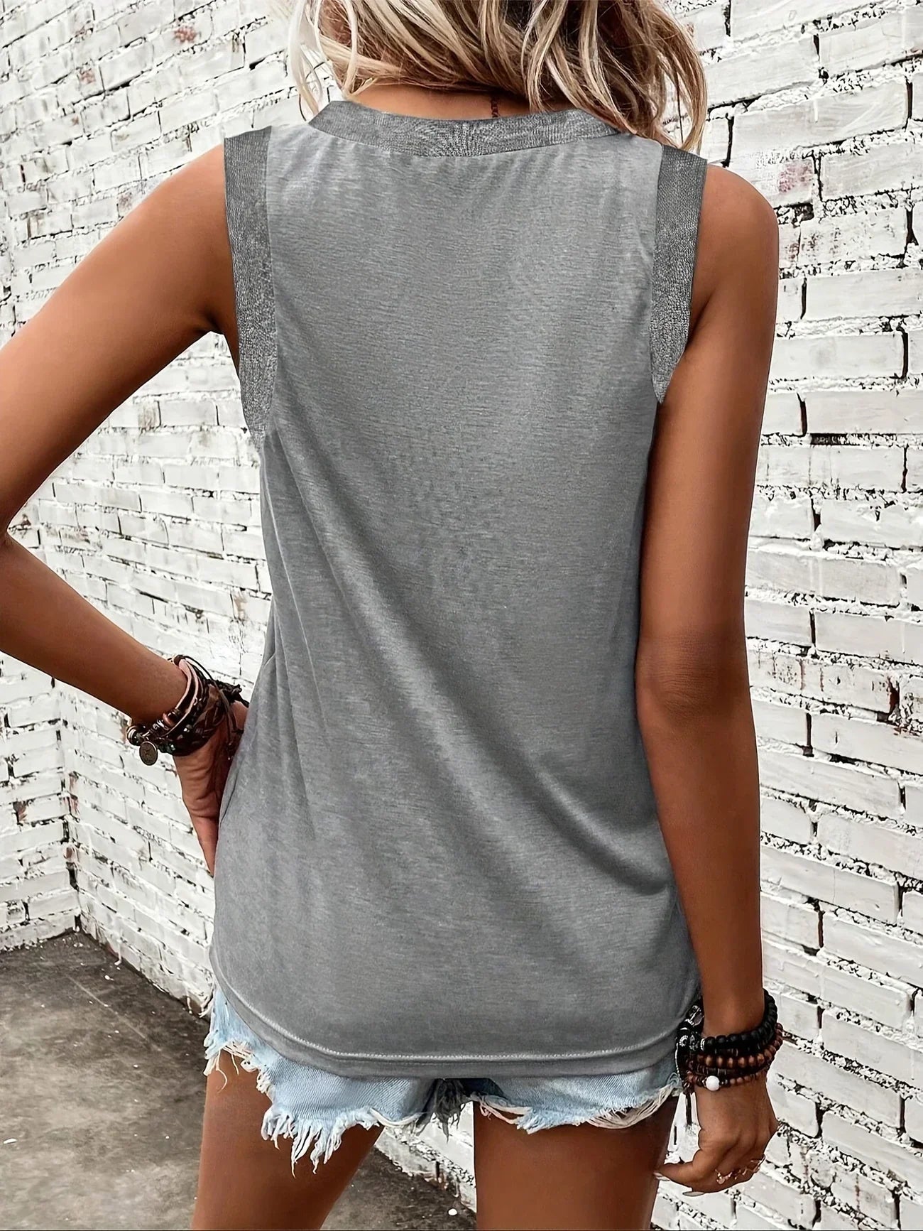 Analia – Breathable Top with V-Neck and Sleeveless Design