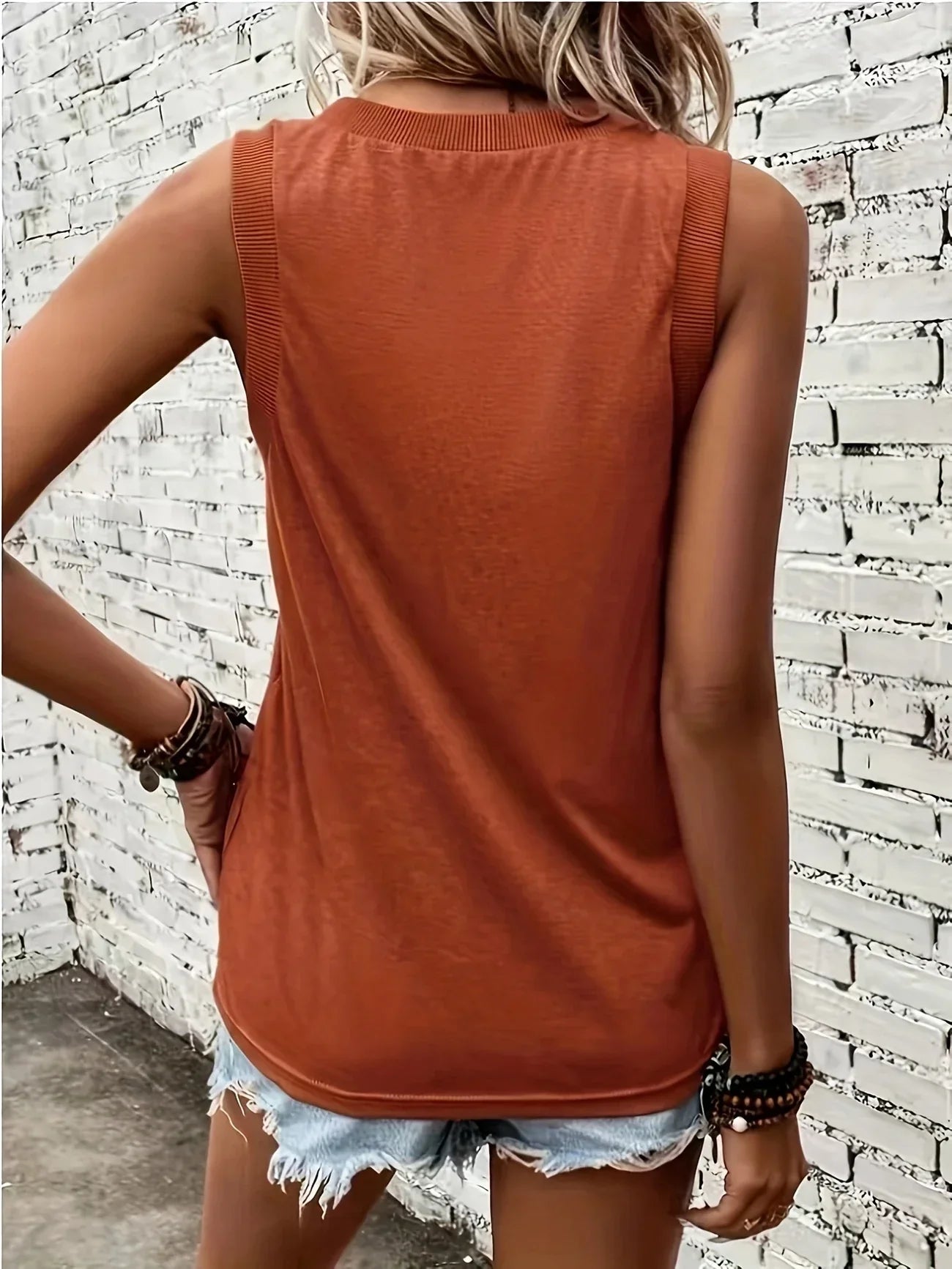 Analia – Breathable Top with V-Neck and Sleeveless Design