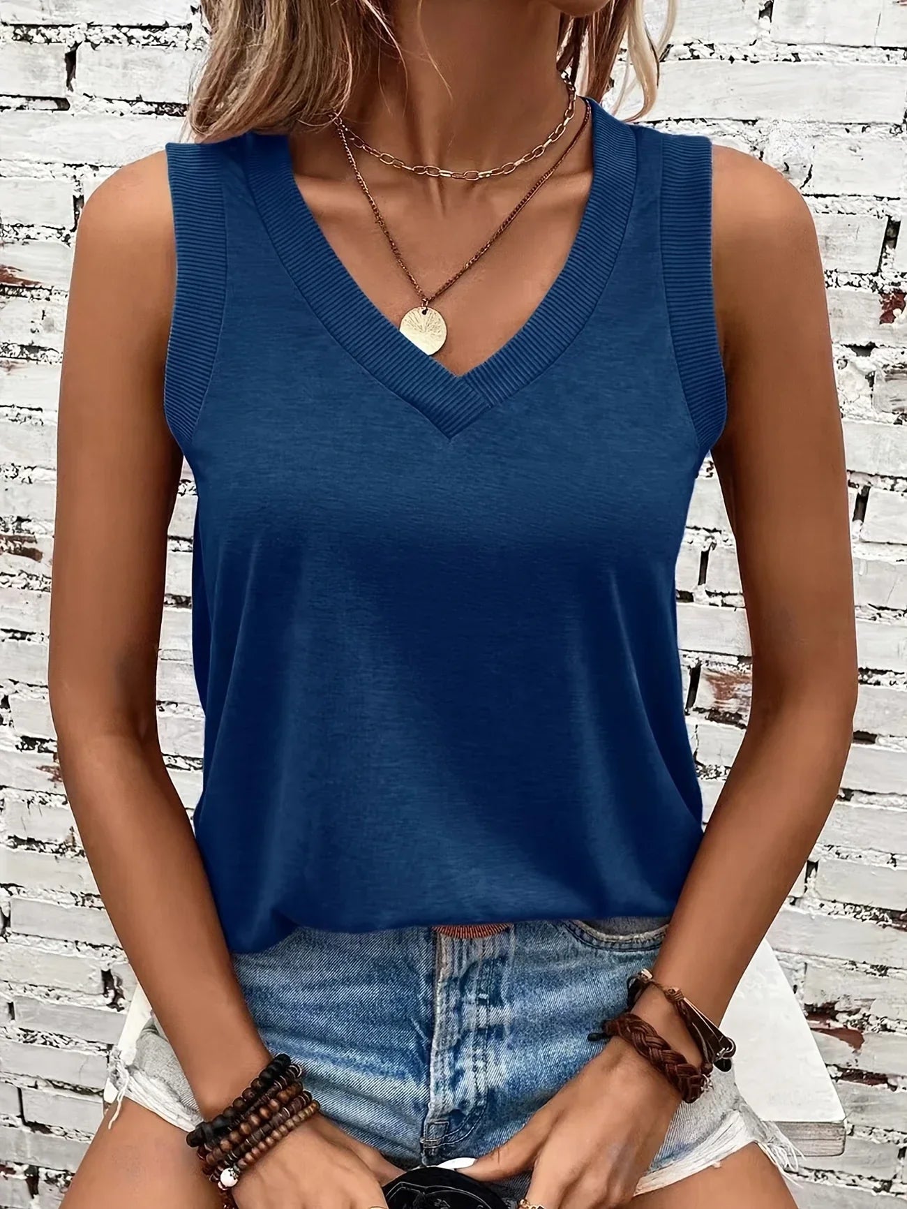 Analia – Breathable Top with V-Neck and Sleeveless Design