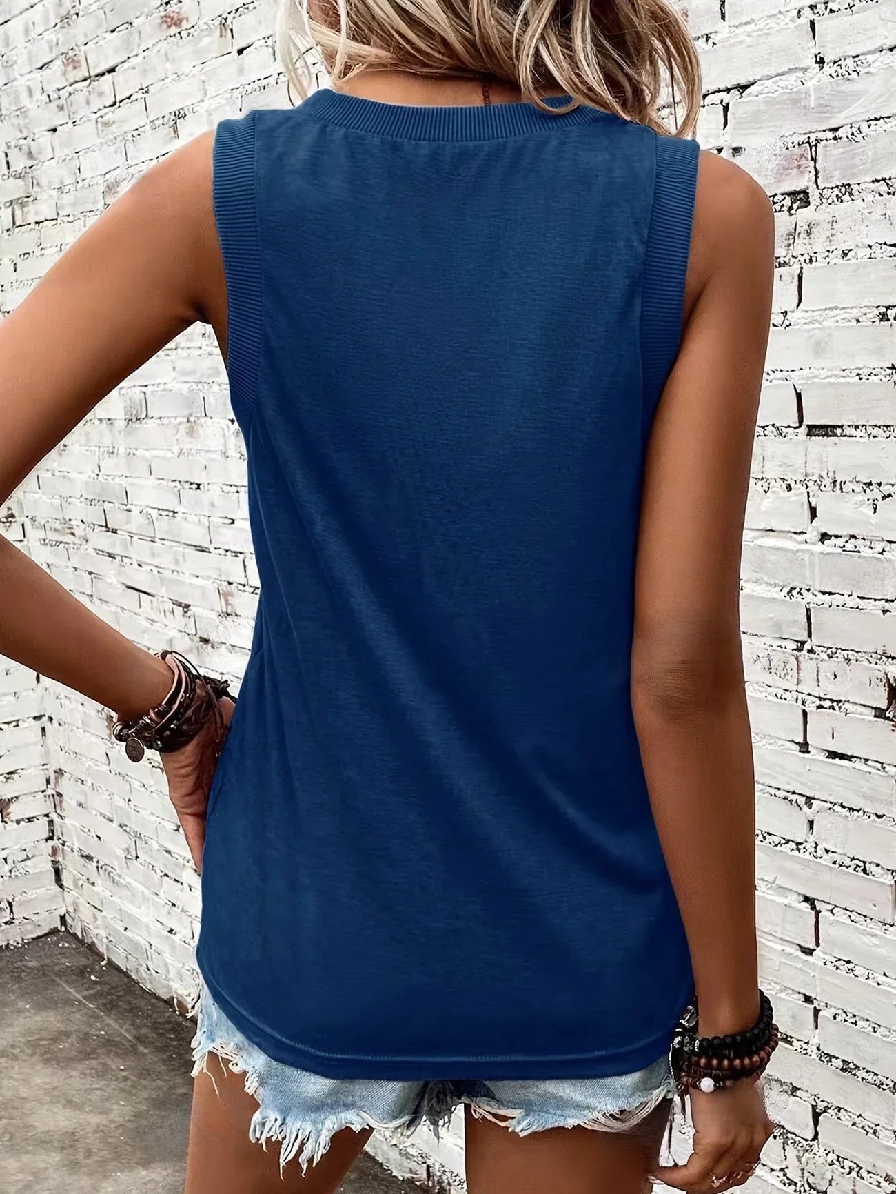 Analia – Breathable Top with V-Neck and Sleeveless Design