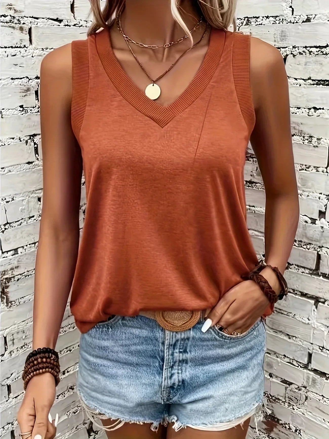 Analia – Breathable Top with V-Neck and Sleeveless Design