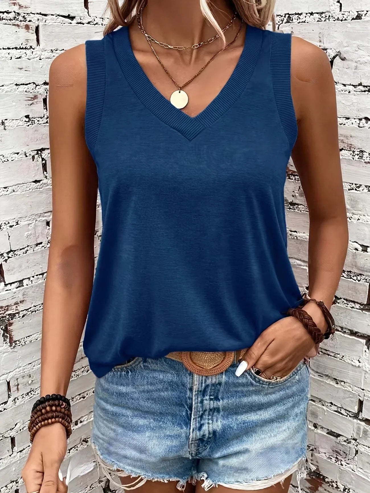 Analia – Breathable Top with V-Neck and Sleeveless Design