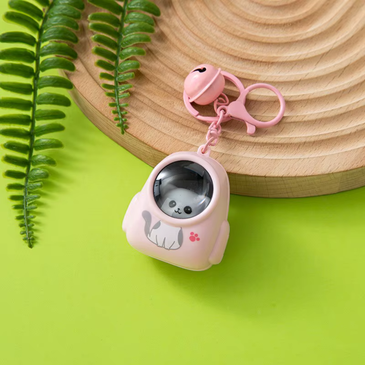 AstroShine – Glowing Astronaut Keychain