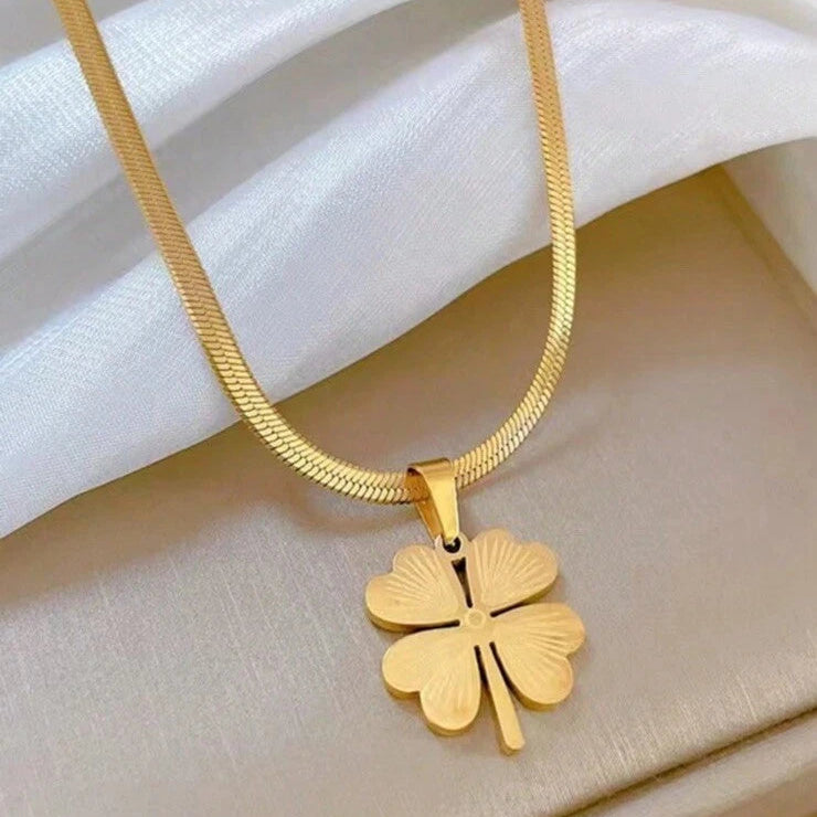Elara Lucky Clover Pendant Necklace