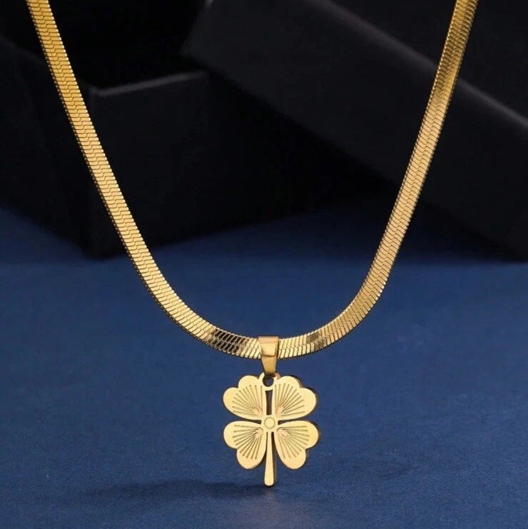 Elara Lucky Clover Pendant Necklace