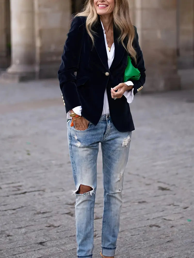 Elīna – Fashionable Velvet Blazer