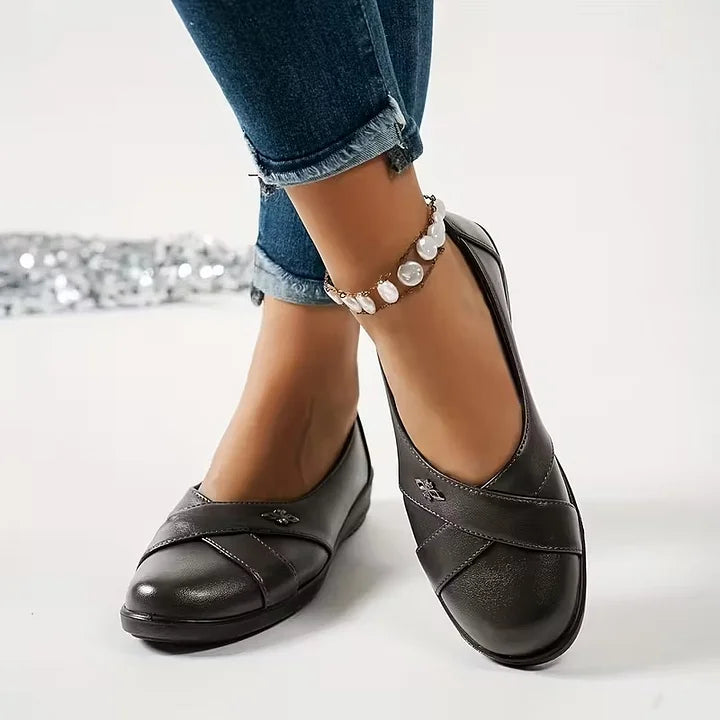 Kinerah - Orthopedic Leather Shoes with Metal Emblem