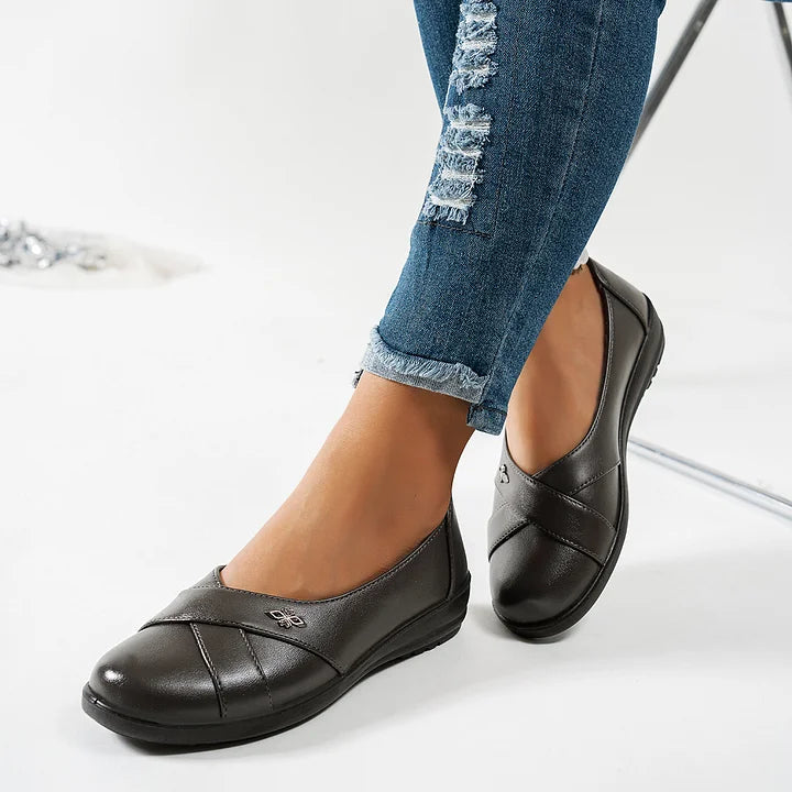 Kinerah - Orthopedic Leather Shoes with Metal Emblem