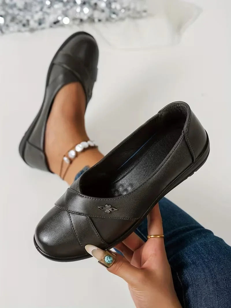 Kinerah - Orthopedic Leather Shoes with Metal Emblem