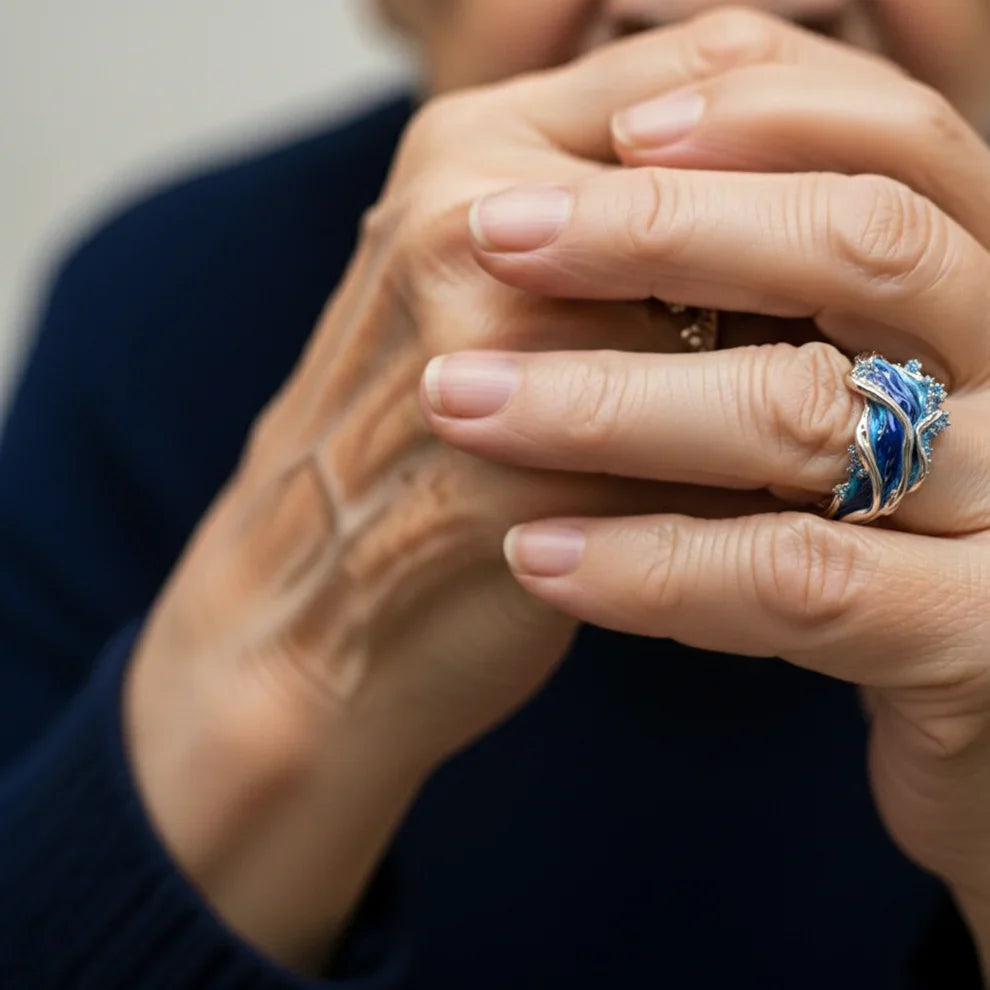 Leizuri – Vintage Gold Ring with Ocean Waves Motif