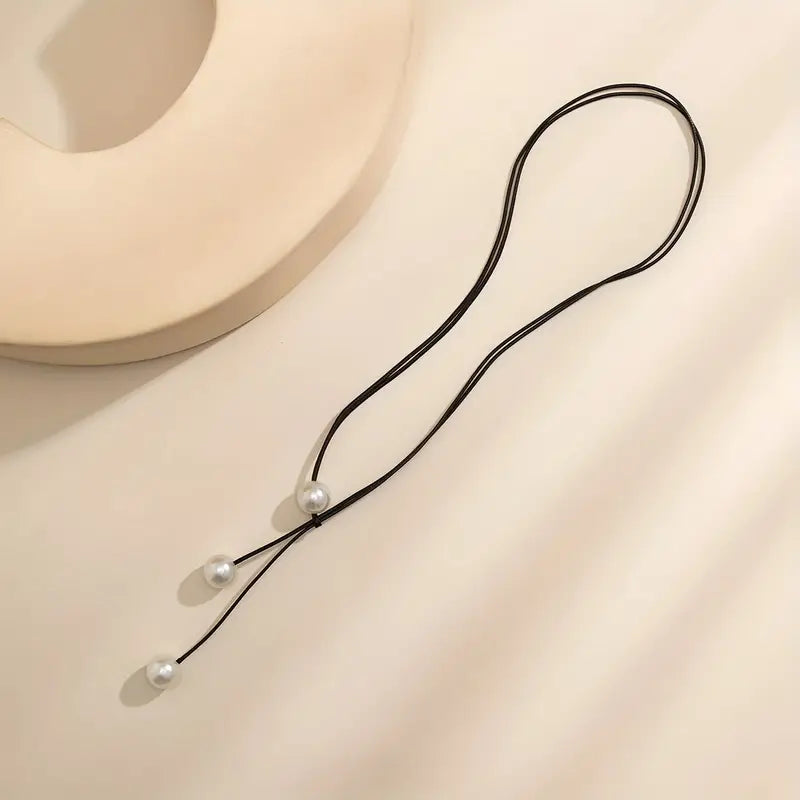 Lullia – Simple Geometric Necklace Made of Waxed Cord