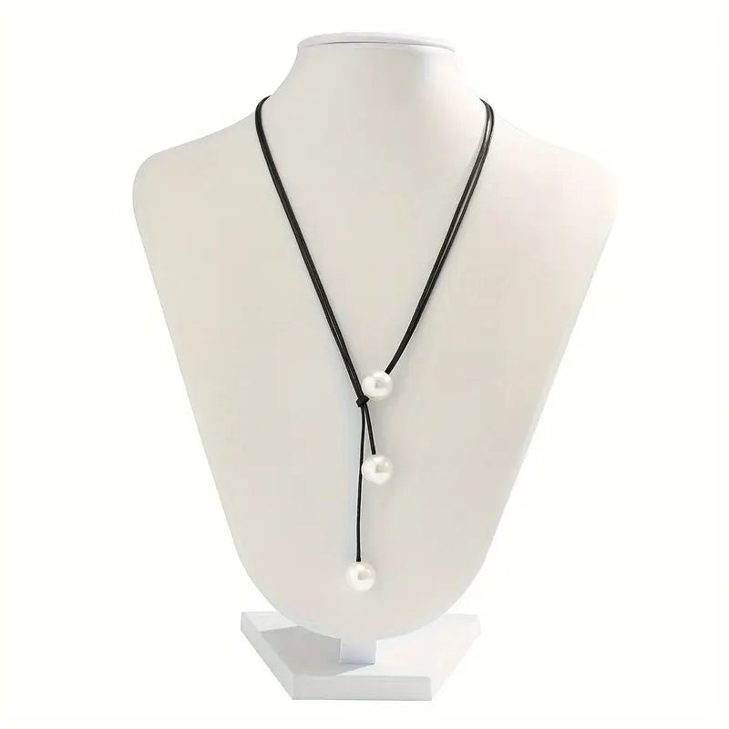Lullia – Simple Geometric Necklace Made of Waxed Cord