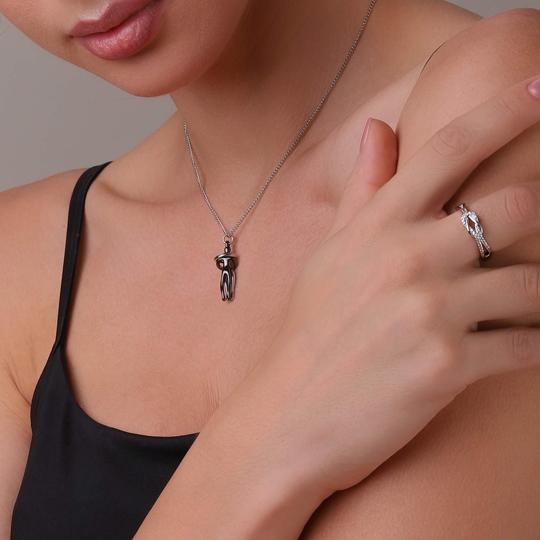 Melrose – Necklace with Embracing Couple