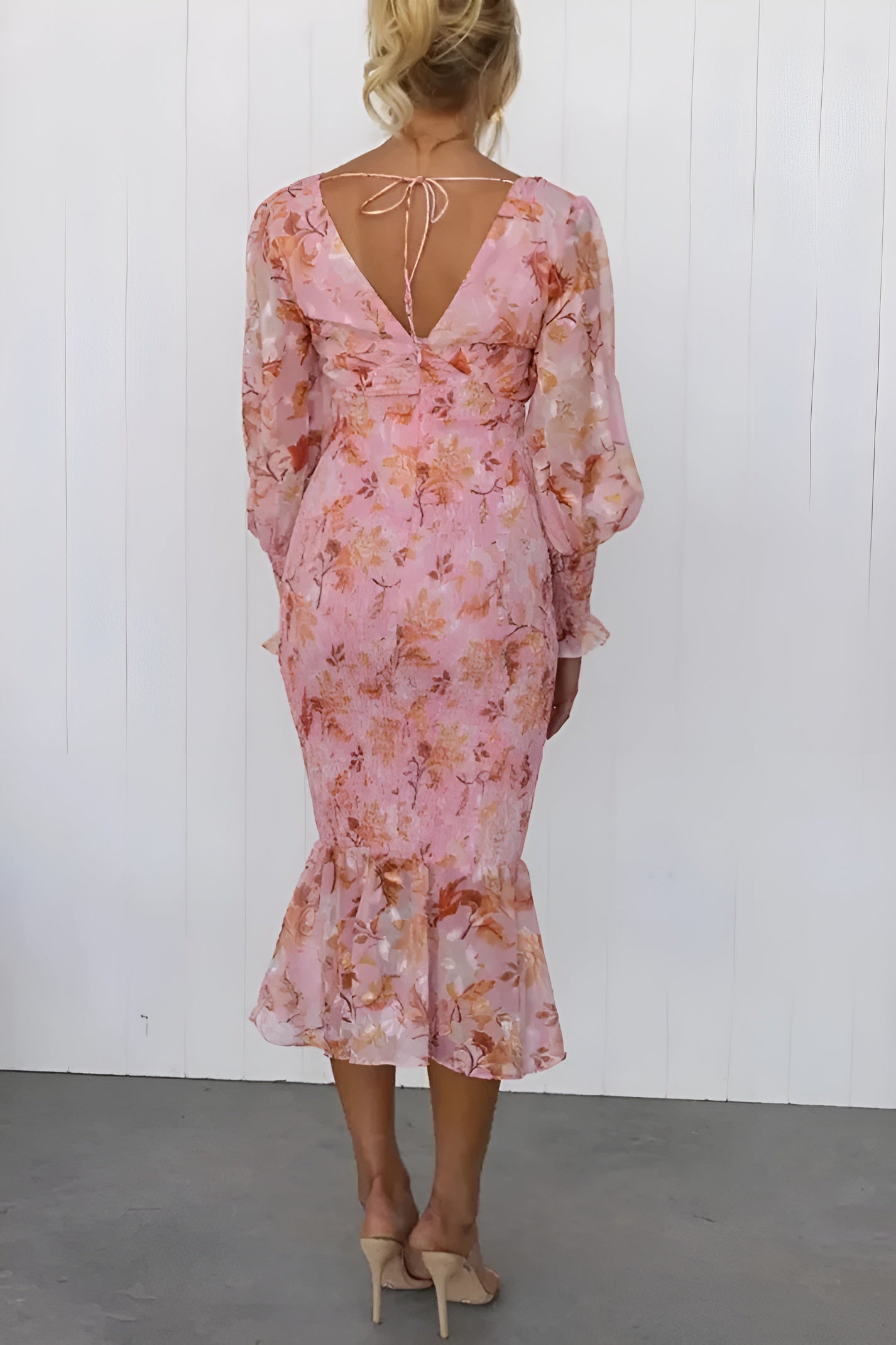 Nayra – Elegant Dress with V-Neck and Floral Pattern
