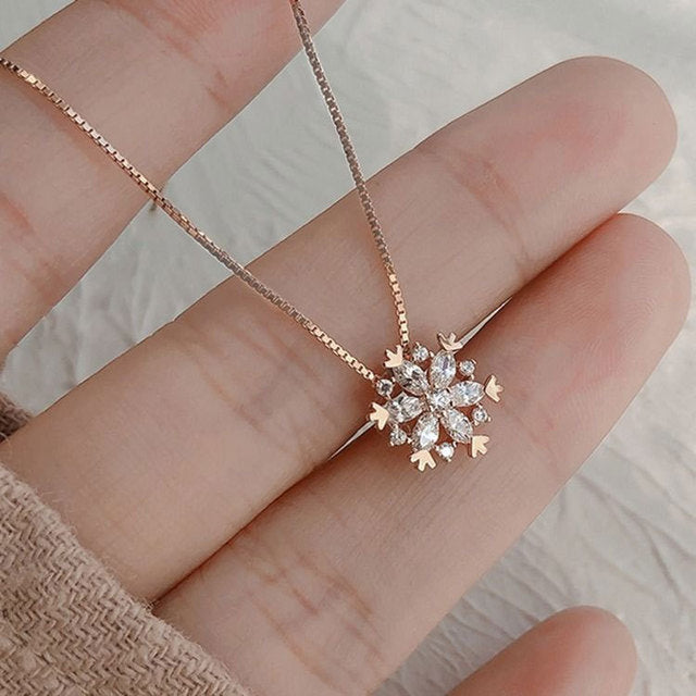 Nyellain – Crystal Necklace with Sparkling Snowflake