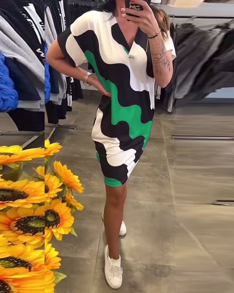 Penelope – Stylish Dress with V-Neck and Wavy Prints
