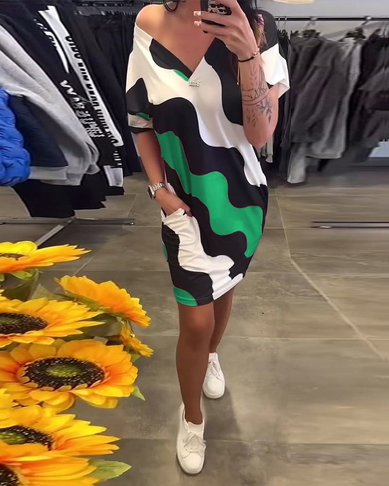 Penelope – Stylish Dress with V-Neck and Wavy Prints