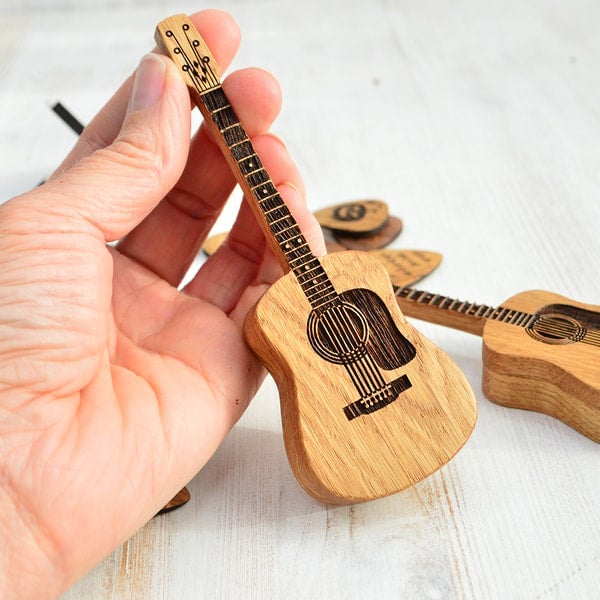 TuneCradle – Mini-Sweet Edition Cutie din lemn pentru plectru de chitară