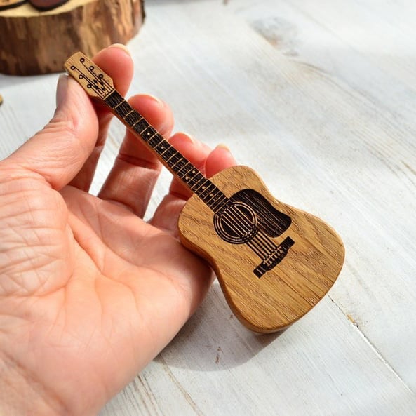 TuneCradle – Mini-Sweet Edition Cutie din lemn pentru plectru de chitară