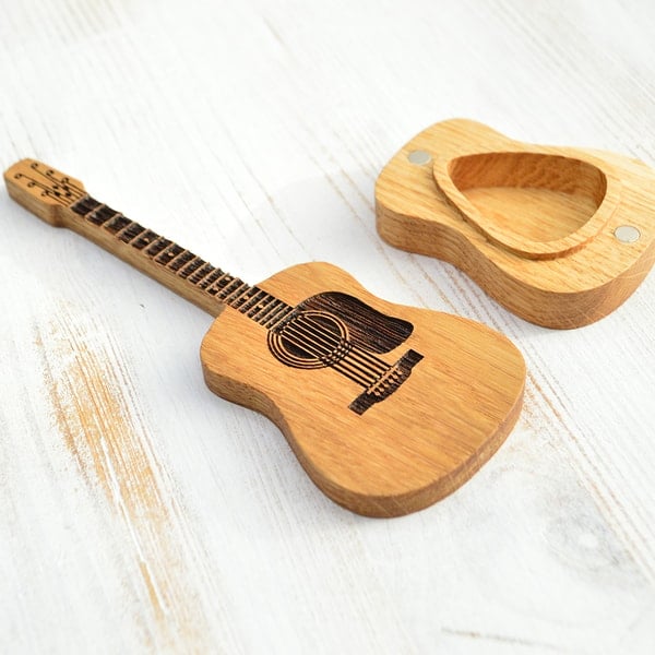 TuneCradle – Mini-Sweet Edition Cutie din lemn pentru plectru de chitară