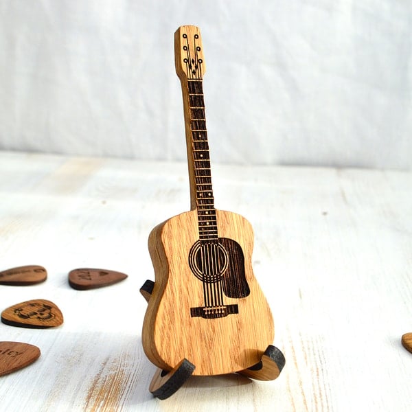 TuneCradle – Mini-Sweet Edition Cutie din lemn pentru plectru de chitară
