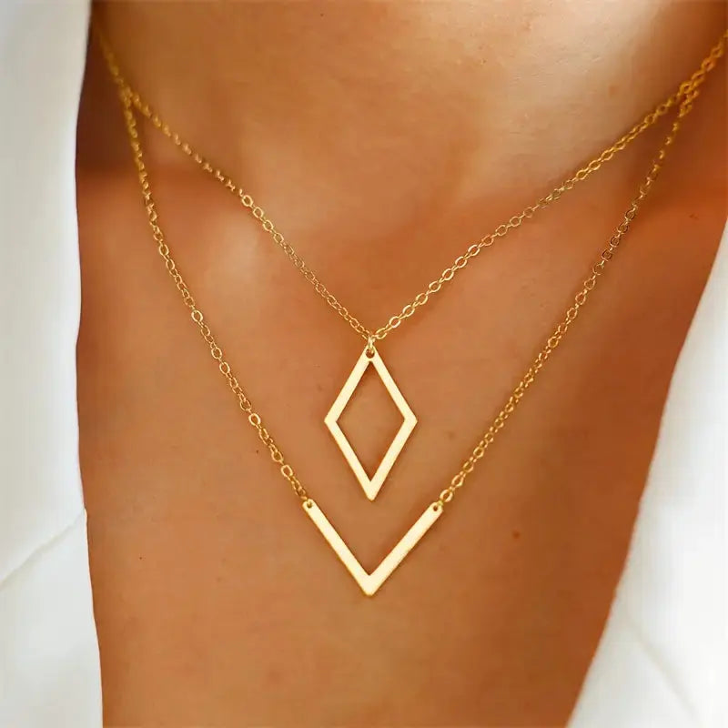 Yarabella – Elegante ketting met geometrische V-vormige hanger