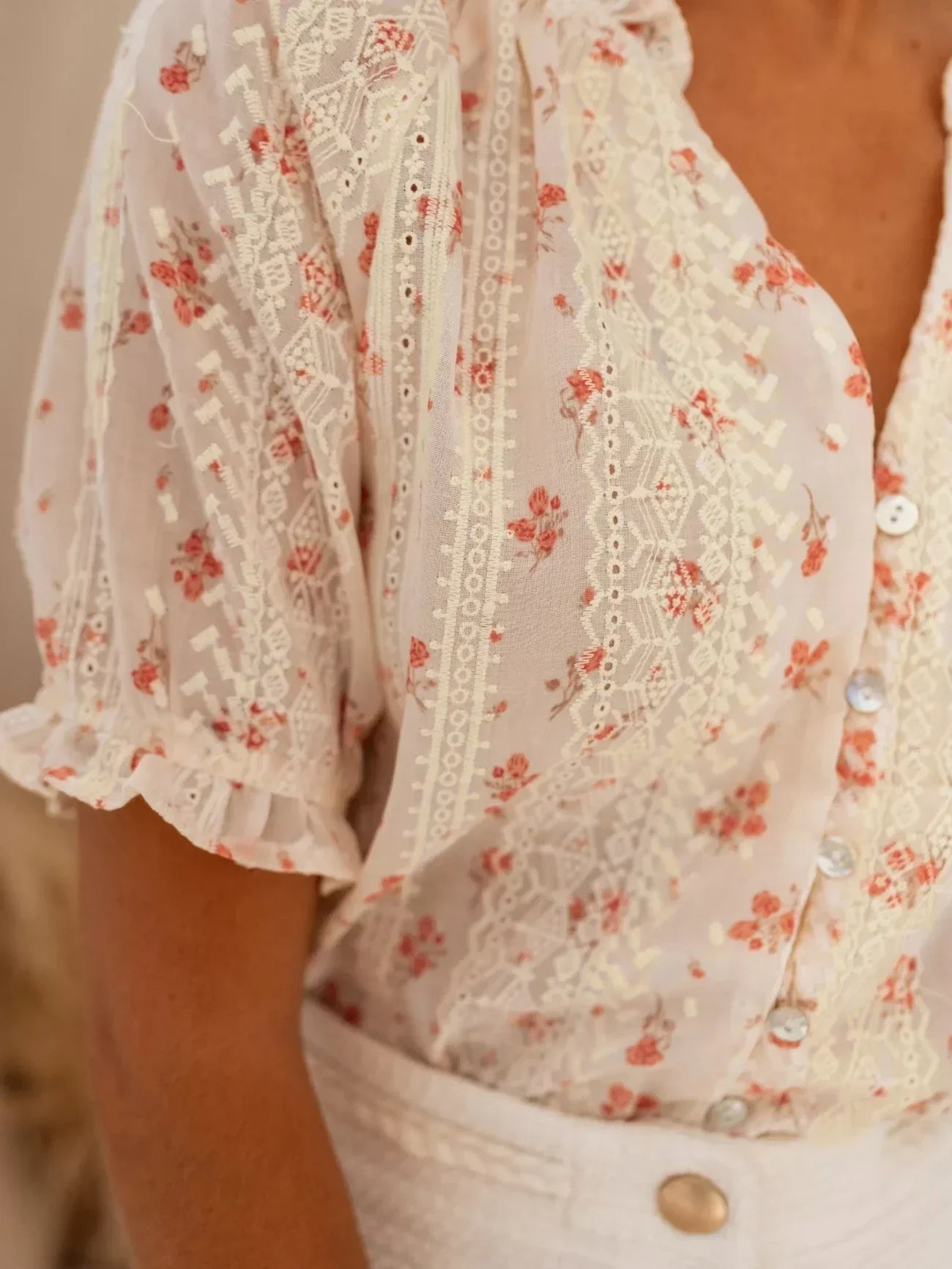 Yvonne – Stylish Blouses with Floral Print