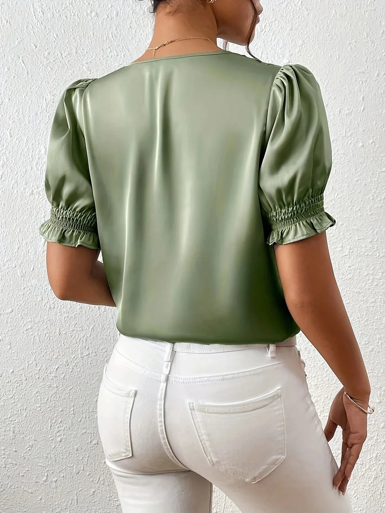 Abella – Elegant Blouse with V-Neck and Puff Sleeves