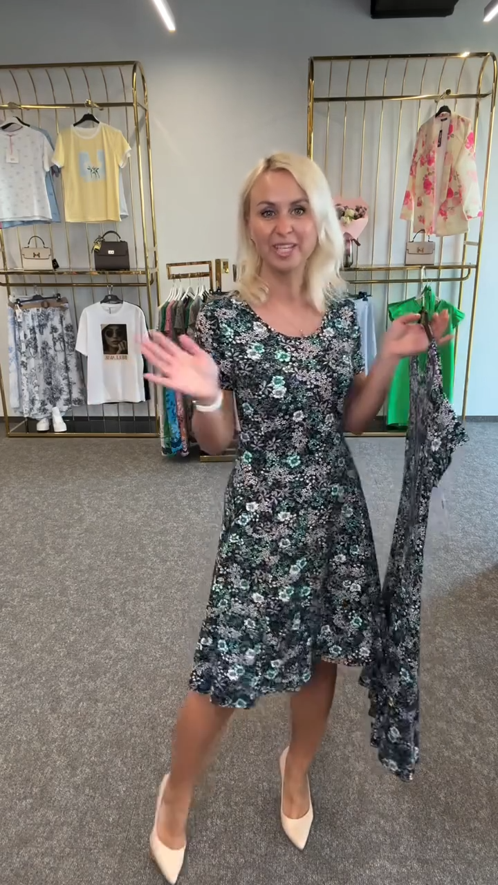 Ainsley – Fashionable Dress with Round Neckline and Prints