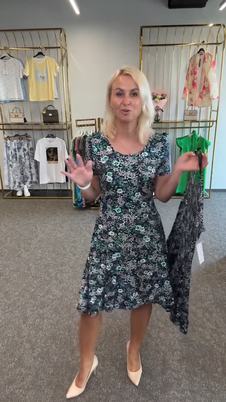 Ainsley – Fashionable Dress with Round Neckline and Prints