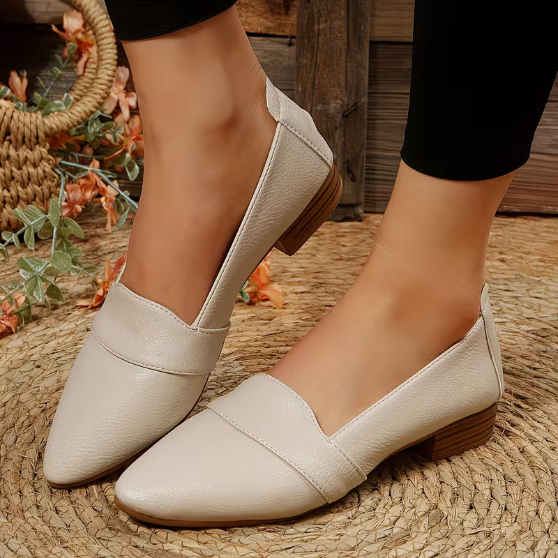 Alannah – Shoes with Pointed Toe and Low Heel