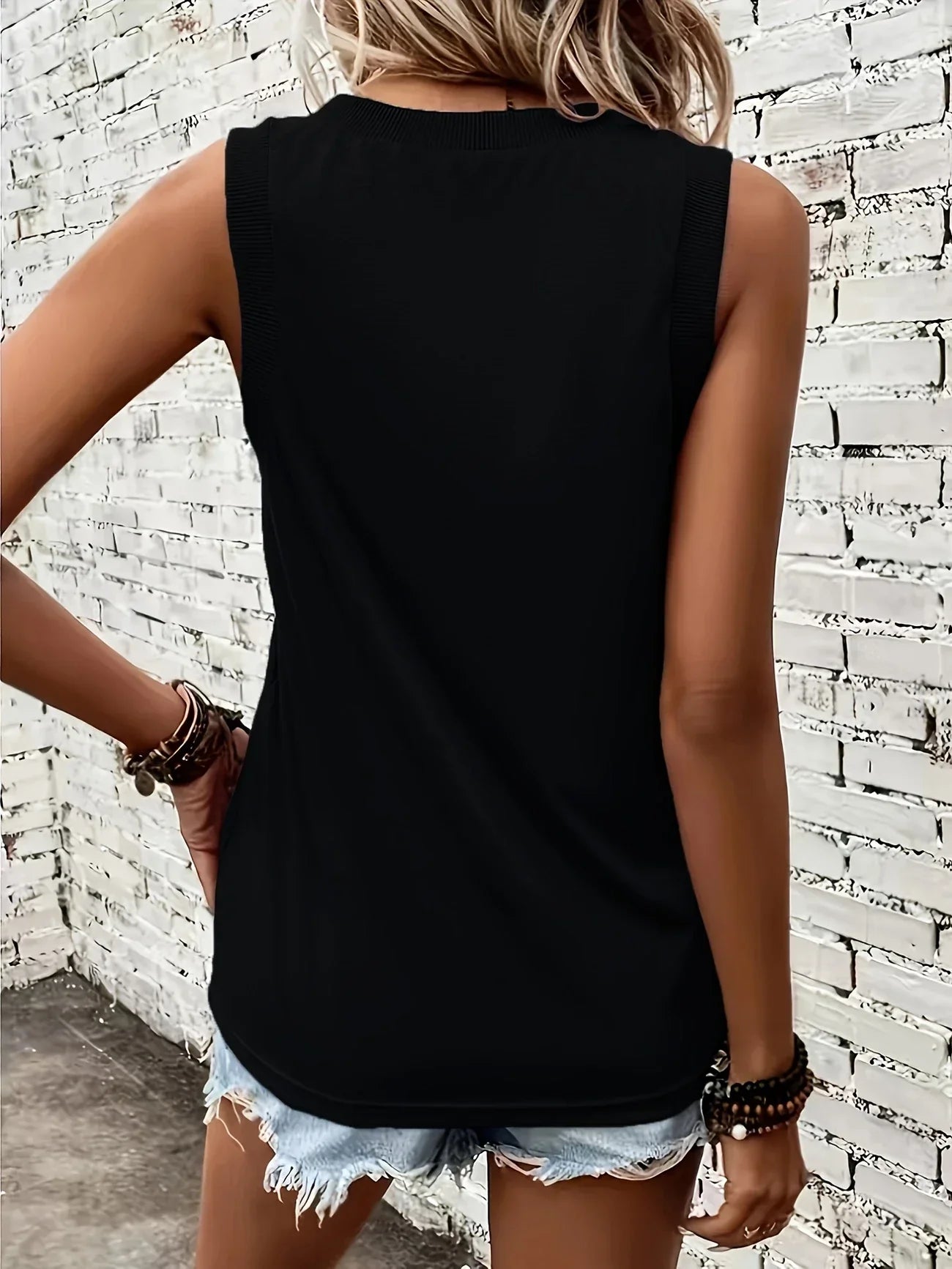 Analia – Breathable Top with V-Neck and Sleeveless Design