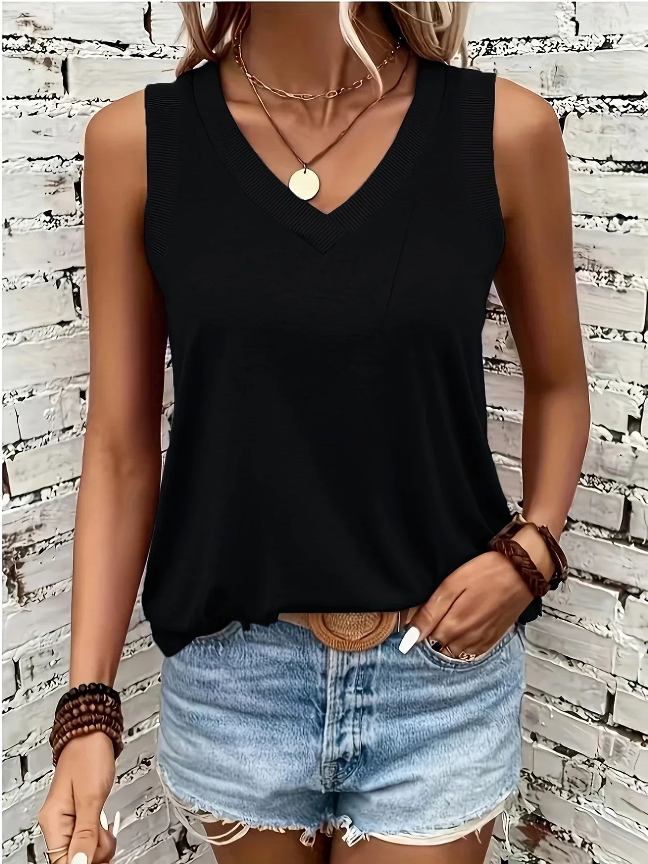 Analia – Breathable Top with V-Neck and Sleeveless Design