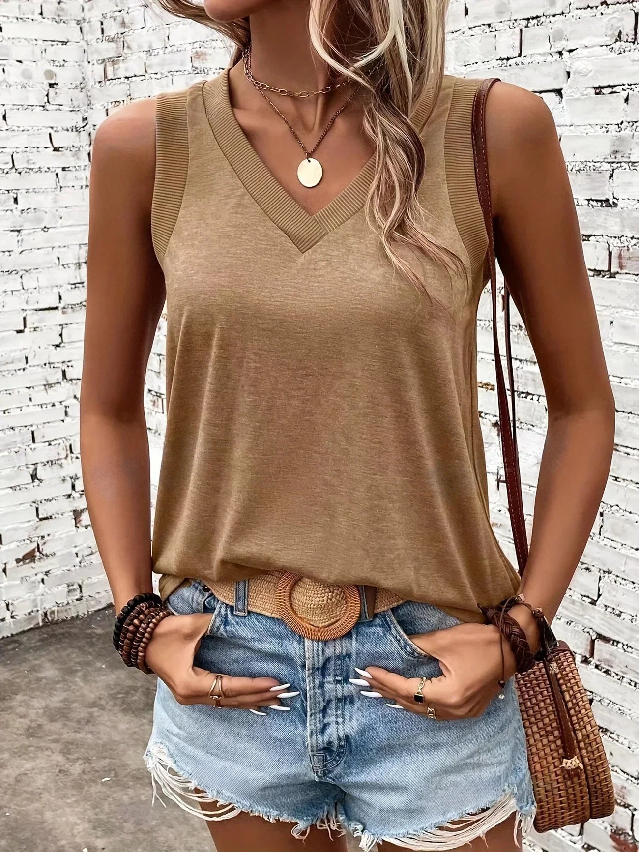 Analia – Breathable Top with V-Neck and Sleeveless Design