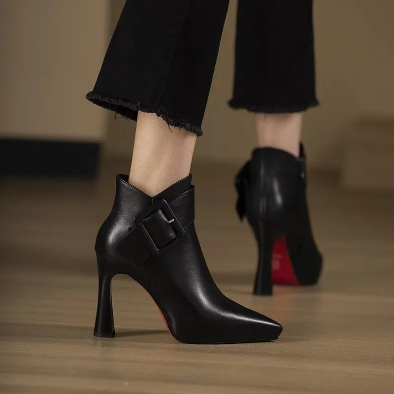 Arielah – Boots with Pointed Toe and Buckle Strap