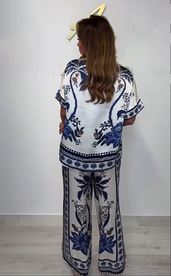 Kanella – Casual Top with V-Neck and Wide Pants