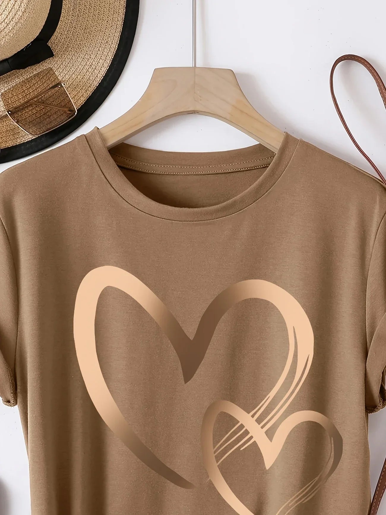 Larson – Casual Short Sleeve T-Shirt with Heart Prints