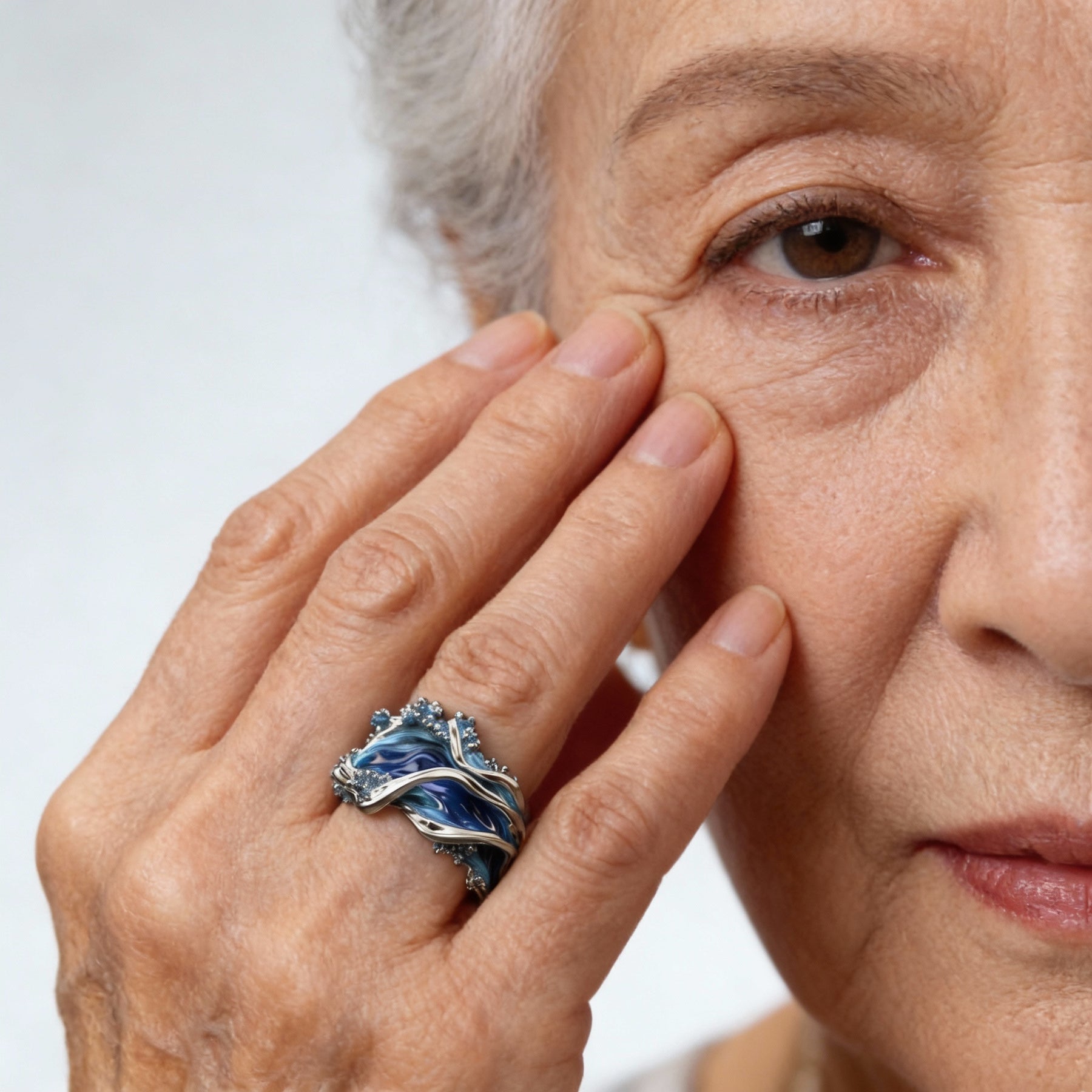 Leizuri – Vintage Gold Ring with Ocean Waves Motif