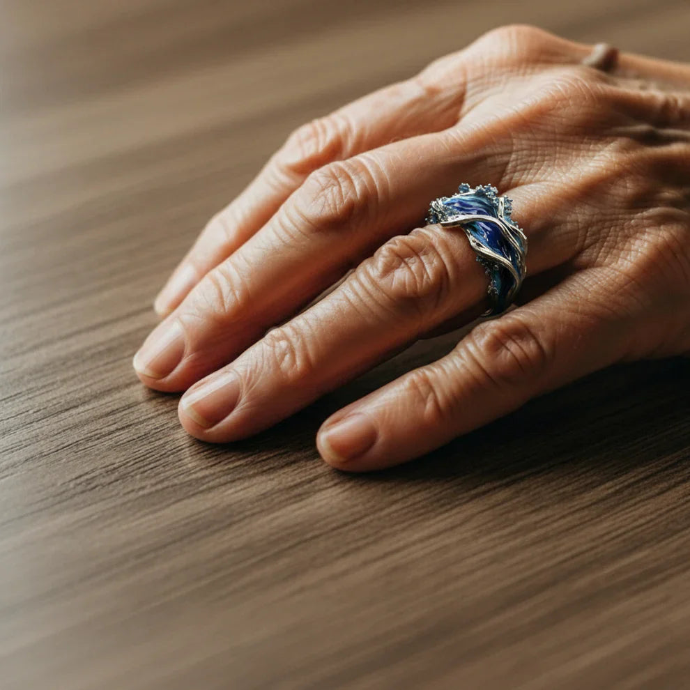 Leizuri – Vintage Gold Ring with Ocean Waves Motif