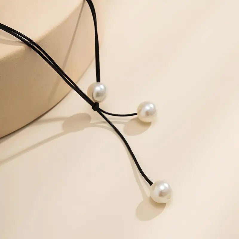 Lullia – Simple Geometric Necklace Made of Waxed Cord