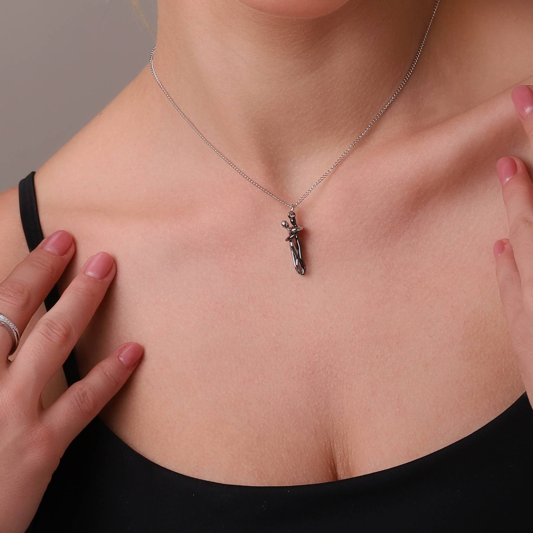 Melrose – Necklace with Embracing Couple