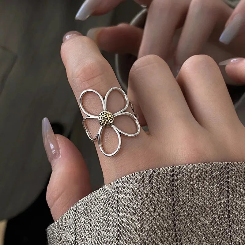 Nakoa – Sunbound Ring in Sterling Silver with Petal Design