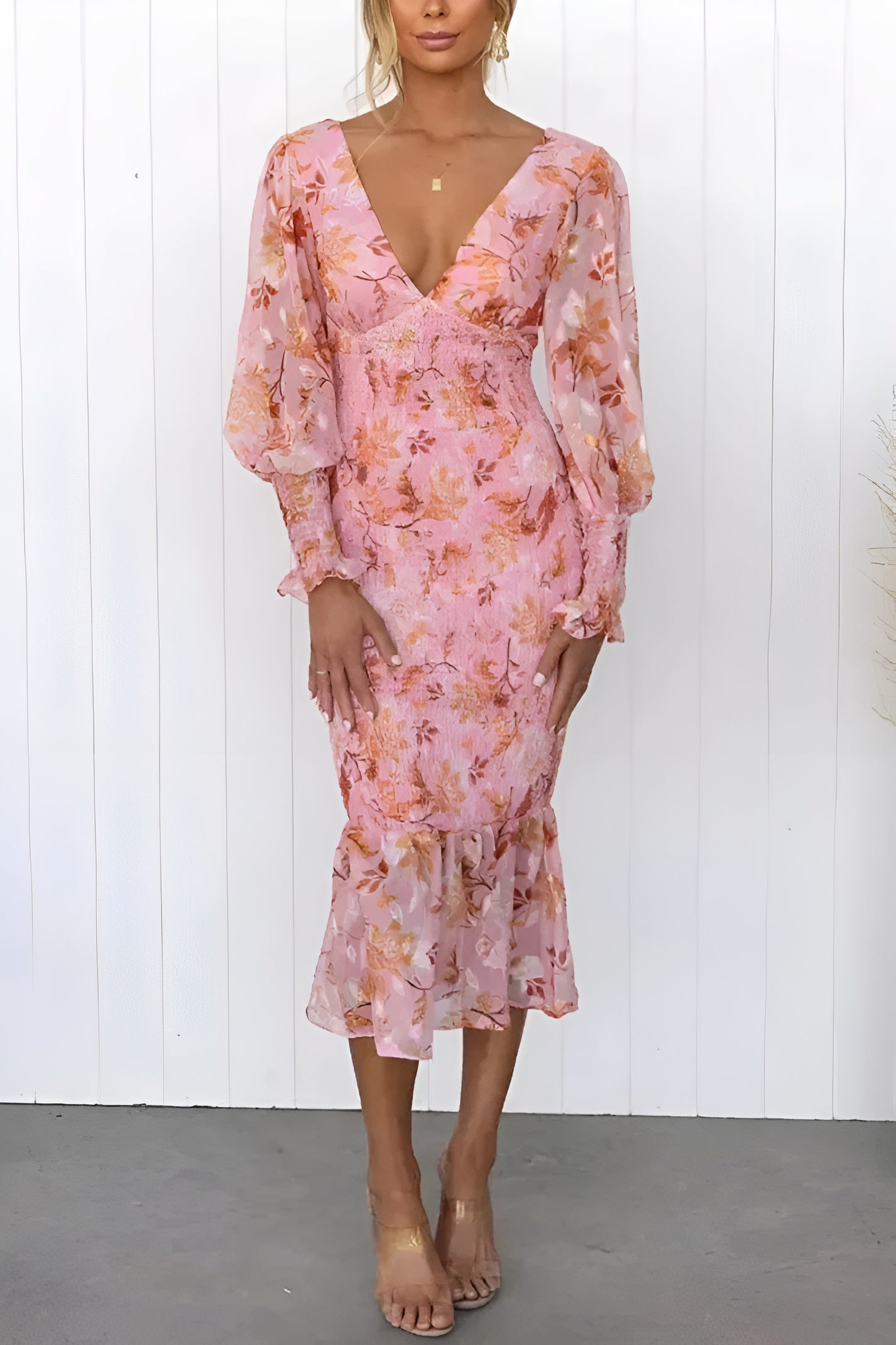 Nayra – Elegant Dress with V-Neck and Floral Pattern
