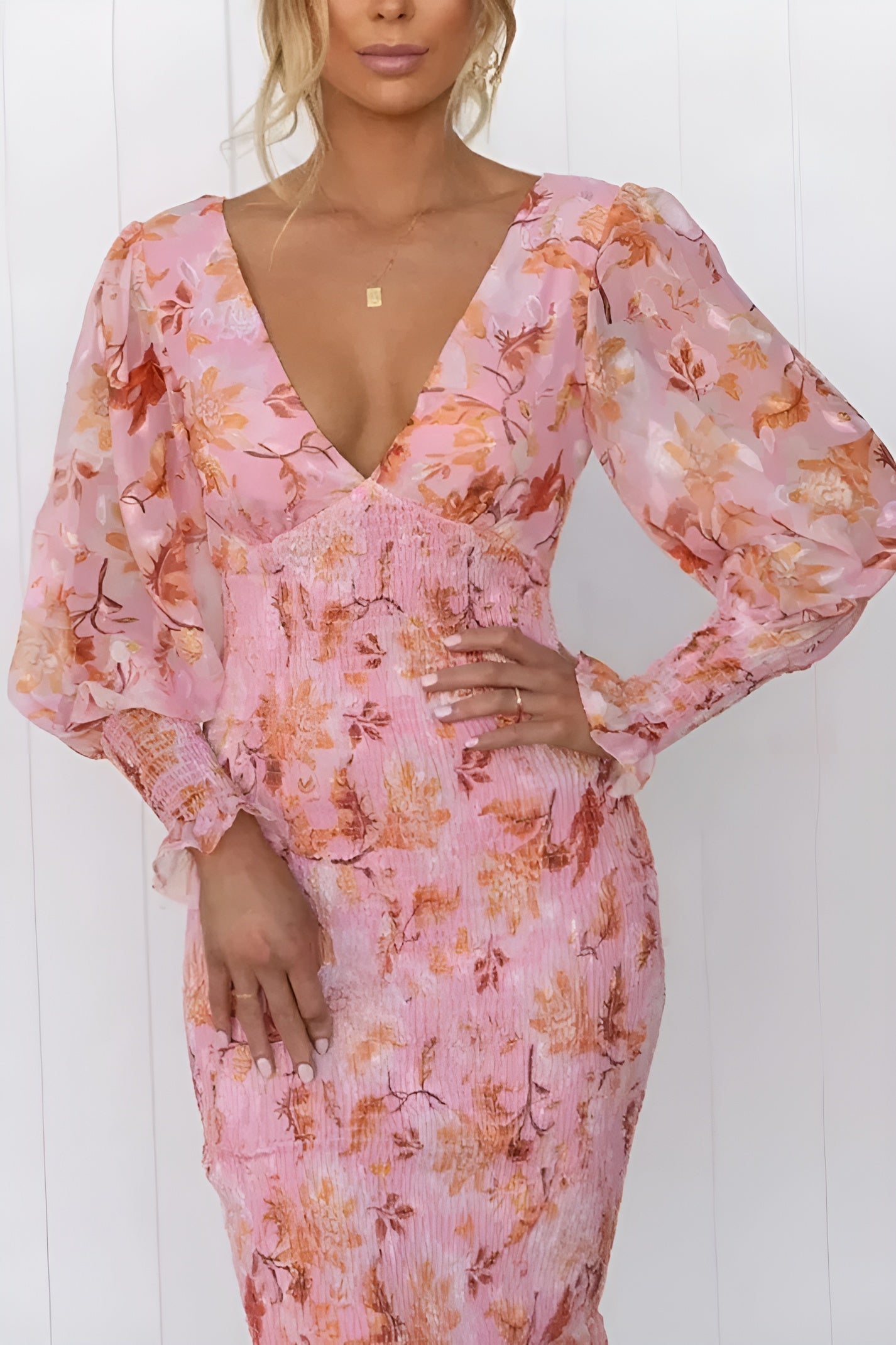 Nayra – Elegant Dress with V-Neck and Floral Pattern