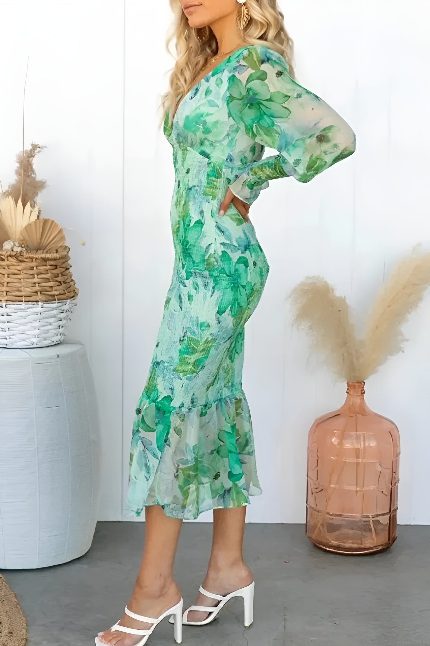 Nayra – Elegant Dress with V-Neck and Floral Pattern