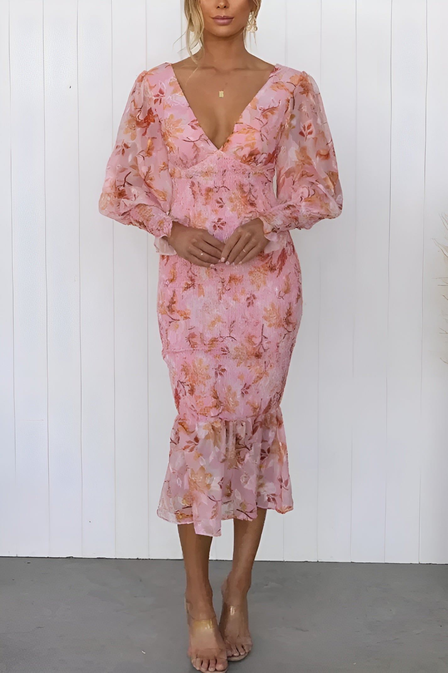 Nayra – Elegant Dress with V-Neck and Floral Pattern