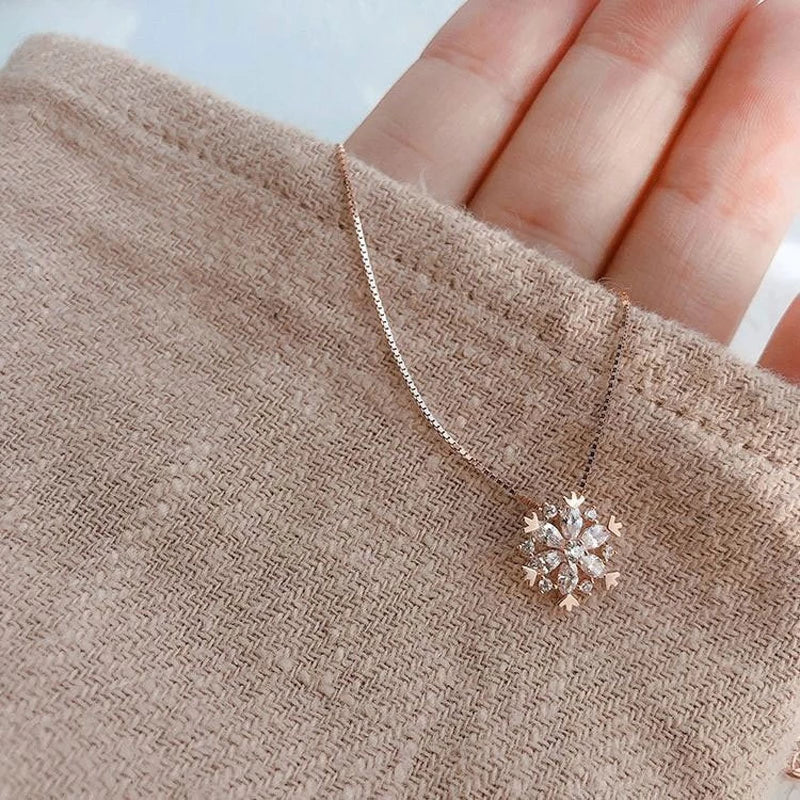 Nyellain – Crystal Necklace with Sparkling Snowflake