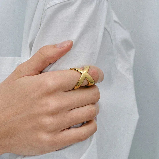 Anillo cruzado dorado Carolyn